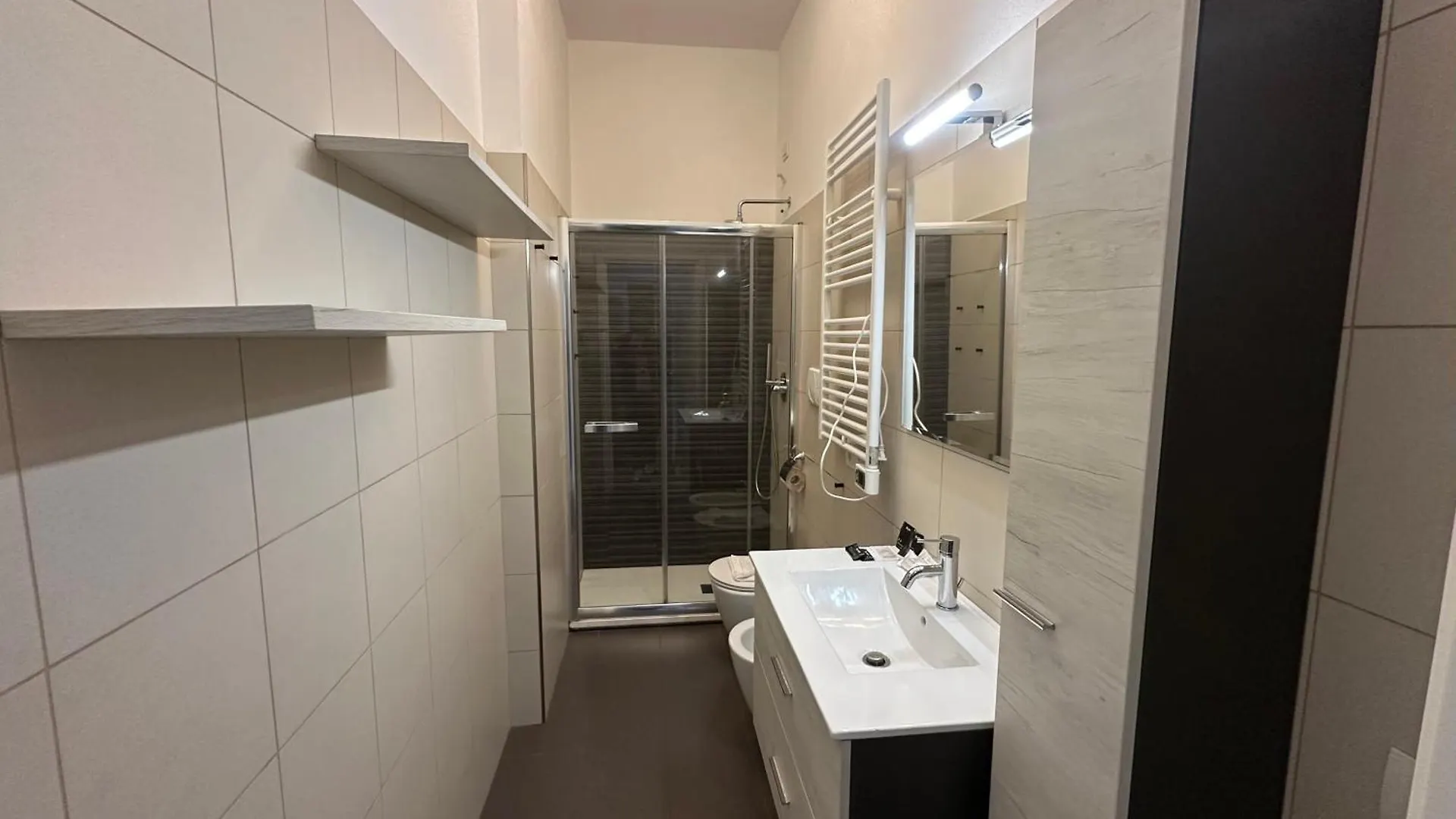 Metro Famagosta - Modern Suite Free Wifi & Parking Milan Italy